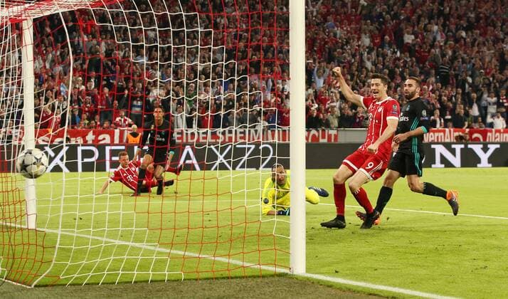 Joshua Kimmich Torschuß Tor zum1:0, Raphael Varane, Torwart Keylor Navas, Robert Lewandowski jubelnd Fußball Fussball UEFA CL Championsleague Halbfinale Herren Saison 2017 2018 25.04.2018 FC Bayern München FCB vs. Real Madrid