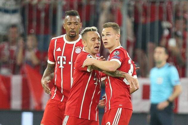 l-r: Torjubel von Jerome Boateng 17 (FC Bayern Muenchen), Rafinha 13 (FC Bayern Muenchen), Joshua Kimmich 32 (FC Bayern Muenchen) zum 1:0, FC Bayern Muenchen vs. Real Madrid, Fussball, Halbfinale, Champions League, 25.04.2018 Muenchen Bayern Deutschland