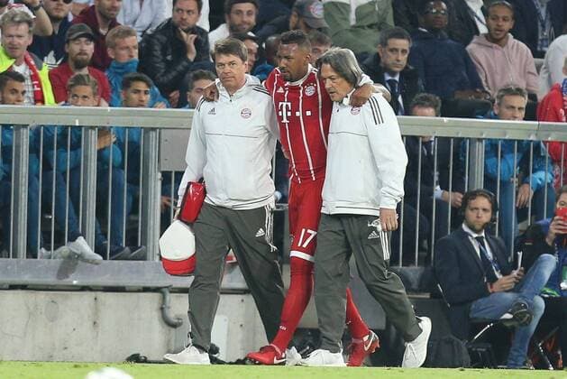 Jerome Boateng 17 (FC Bayern Muenchen) wird von Mannschaftsarzt des FC Bayern Muenchen Dr. Hans-Wilhelm Mueller-Wohlfahrt verletzt vom Platz gebracht, FC Bayern Muenchen vs. Real Madrid, Fussball, Halbfinale, Champions League, 25.04.2018 Muenchen Bayern Deutschland