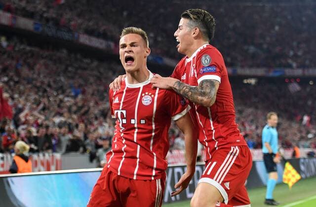 FUSSBALL CHAMPIONS LEAGUE SAISON 2017 2018 HALBFINALE HINSPIEL FC Bayern Muenchen - Real Madrid 25.04.2018 Joshua Kimmich (li) und James Rodriguez (re, beide FC Bayern Muenchen) jubeln nach dem Tor zum 1:0 Muenchen