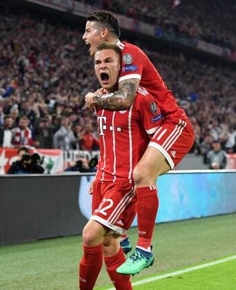 Bilder des Tages - SPORT FUSSBALL CHAMPIONS LEAGUE SAISON 2017 2018 HALBFINALE HINSPIEL FC Bayern Muenchen - Real Madrid 25.04.2018 Joshua Kimmich (li) und James Rodriguez (re, beide FC Bayern Muenchen) jubeln nach dem Tor zum 1:0 Muenchen