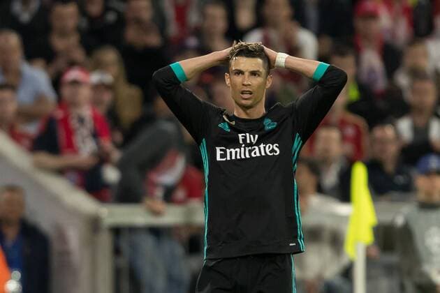 Muenchen, Deutschland 25.04.2018, UEFA Champions League - 2017 18 Season, Semi Final Leg One, Halbfinale, FC Bayern Muenchen - Real Madrid, Cristiano Ronaldo (Real Madrid) gestikuliert, Schaut ( DeFodi048