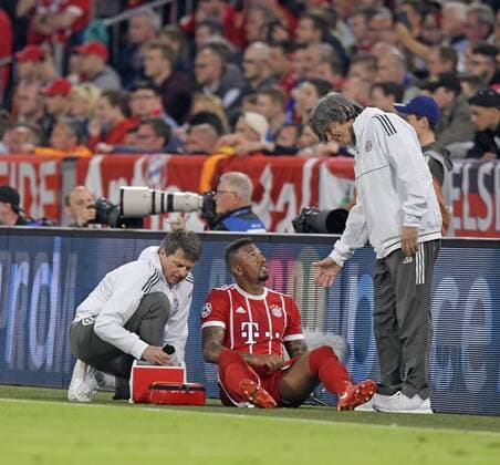 25.04.2018, Fussball UEFA Champions League 2017 2018, Halbfinale Hinspiel, FC Bayern München - Real Madrid, in der Allianzarena München. Jerome Boateng (FC Bayern München) Verletzt, re: Mannschaftsarzt Dr. Hans-Wilhelm Müller-Wohlfahrt (Bayern).