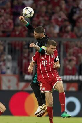 Muenchen, Deutschland 25.04.2018, UEFA Champions League - 2017 18 Season, Semi Final Leg One, Halbfinale, FC Bayern Muenchen - Real Madrid, Sergio Ramos (Real Madrid) und Thomas Mueller (FCB) im zweikampf ( DeFodi048
