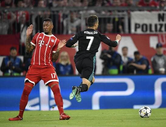 nack Zweikampf, Aktion mit Jerome Boateng FC Bayern München Fordert Cristiano Ronaldo CR7 Real Madrid Foul FC Bayern München FCB vs Real Madrid CF UEFA Champions-League CL Halbfinale Hinspiel Spiel 1 Saison 2017 2018 München Allianz Arena 25.04.2018 FC Bayern München FCB vs Real Madrid CF