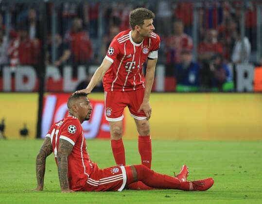 20180425, Champions League, FC Bayern vs Real Madrid, Allianz Arena Muenchen, Fussball, im Bild: Jerome Boateng (FCB) verletzt, Thomas Mueller (FCB) ist bei him