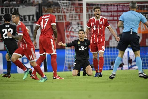 nack Zweikampf, Aktion mit Jerome Boateng FC Bayern München Fordert Cristiano Ronaldo CR7 Real Madrid Foul FC Bayern München FCB vs Real Madrid CF UEFA Champions-League CL Halbfinale Hinspiel Spiel 1 Saison 2017 2018 München Allianz Arena 25.04.2018 FC Bayern München FCB vs Real Madrid CF