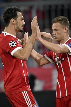 TOR zum 1:0 durch Joshua Kimmich FC Bayern München Torjubel mit Mats Hummels FC Bayern München FC Bayern München FCB vs Real Madrid CF UEFA Champions-League CL Halbfinale Hinspiel Spiel 1 Saison 2017 2018 München Allianz Arena 25.04.2018 FC Bayern München FCB vs Real Madrid CF