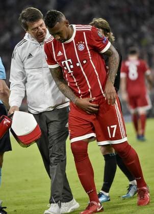 Jerome Boateng FC Bayern München Verletzung verletzt muss vom Platz Betrreuer FC Bayern München FCB vs Real Madrid CF UEFA Champions-League CL Halbfinale Hinspiel Spiel 1 Saison 2017 2018 München Allianz Arena 25.04.2018 FC Bayern München FCB vs Real Madrid CF
