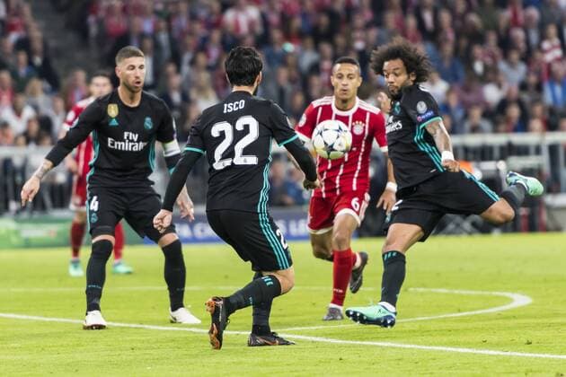 GER, UEFA CL, FC Bayern Muenchen (GER) vs Real Madrid (ESP) 25.04.2018, Allianz Arena, Muenchen, GER, UEFA CL, FC Bayern Muenchen (GER) vs Real Madrid (ESP), Halbfinale, im Bild Torschuss zum 1-1 durch Marcelo (Real 12) mit Thiago (FCB 6) Isco (Real 22)