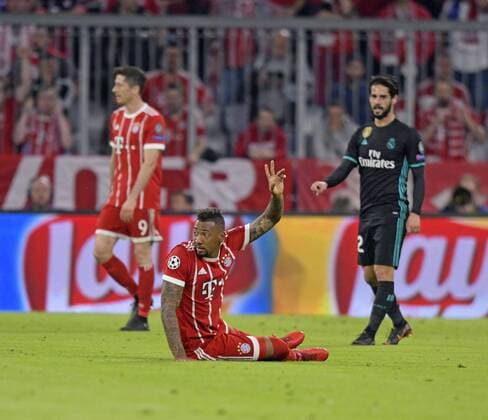 25.04.2018, Fussball UEFA Champions League 2017 2018, Halbfinale Hinspiel, FC Bayern München - Real Madrid, in der Allianzarena München. Jerome Boateng (FC Bayern München) verletzt am Boden.
