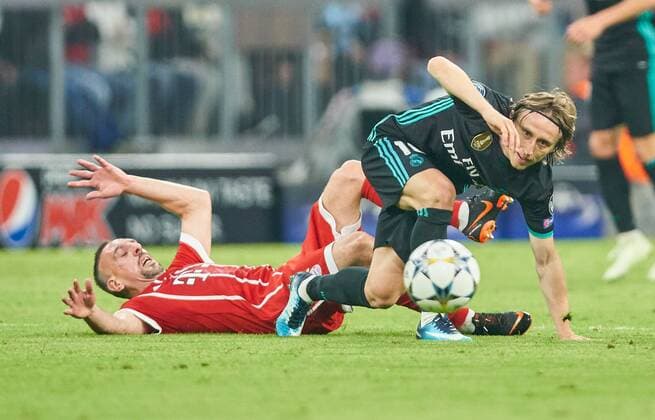 Franck RIBERY, FCB 7 Zweikampf , Aktion um den Ball gegen Luka MODRIC, Real Madrid 10 FC BAYERN MUENCHEN - REAL MADRID Halbfinale Hinspiel, Fussball UEFA Champions League, Muenchen, Deutschland 25.04.2018 CL Saison 2017 2018, FCB,