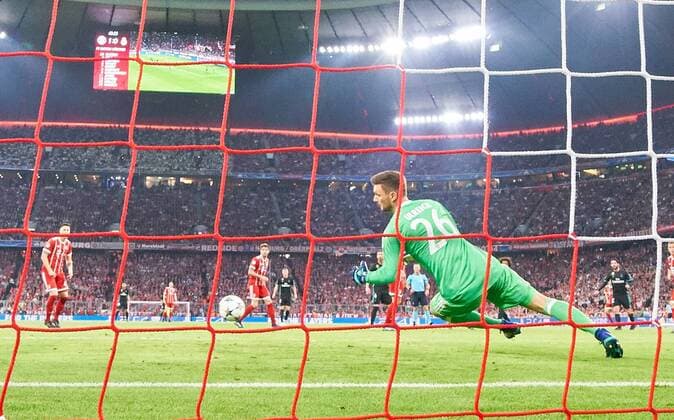 Sven ULREICH, FCB 26 Torwart. bekommt 1-1, MARCELO, Real Madrid 12 Torschuss, schiesst das Tor zum 1-1 FC BAYERN MUENCHEN - REAL MADRID Halbfinale Hinspiel, Fussball UEFA Champions League, Muenchen, Deutschland 25.04.2018 CL Saison 2017 2018, FCB,