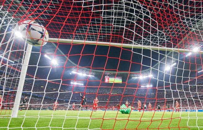Sven ULREICH, FCB 26 Torwart. bekommt 1-1, MARCELO, Real Madrid 12 Torschuss, schiesst das Tor zum 1-1 FC BAYERN MUENCHEN - REAL MADRID Halbfinale Hinspiel, Fussball UEFA Champions League, Muenchen, Deutschland 25.04.2018 CL Saison 2017 2018, FCB,