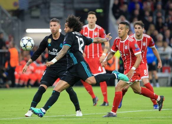 20180425, Champions League, FC Bayern vs Real Madrid, Allianz Arena Muenchen, Fussball, im Bild: 1:1 Ausgleich durch Marcelo ( Real Madrid ), Thiago (FCB) kommt zu spaet