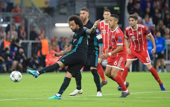20180425, Champions League, FC Bayern vs Real Madrid, Allianz Arena Muenchen, Fussball, im Bild: 1:1 Ausgleich durch Marcelo ( Real Madrid ), Thiago (FCB) kommt zu spaet
