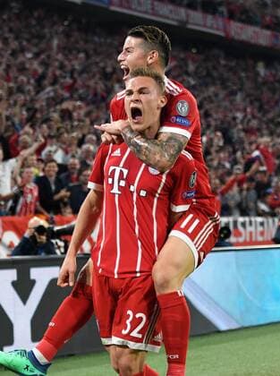 FUSSBALL CHAMPIONS LEAGUE SAISON 2017 2018 HALBFINALE HINSPIEL FC Bayern Muenchen - Real Madrid 25.04.2018 Joshua Kimmich (vorn) und James Rodriguez (beide FC Bayern Muenchen) jubeln nach dem Tor zum 1:0 Muenchen