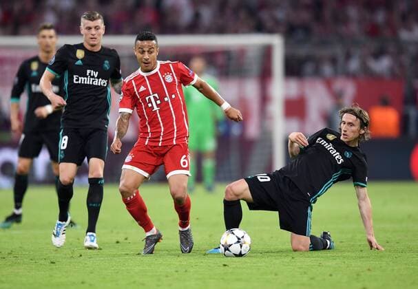 FUSSBALL CHAMPIONS LEAGUE SAISON 2017 2018 HALBFINALE HINSPIEL FC Bayern Muenchen - Real Madrid 25.04.2018 Toni Kroos (li) und James Rodriguez (re, beide Real Madrid) gegen Thiago Alcantara (Mitte, FC Bayern Muenchen) Muenchen