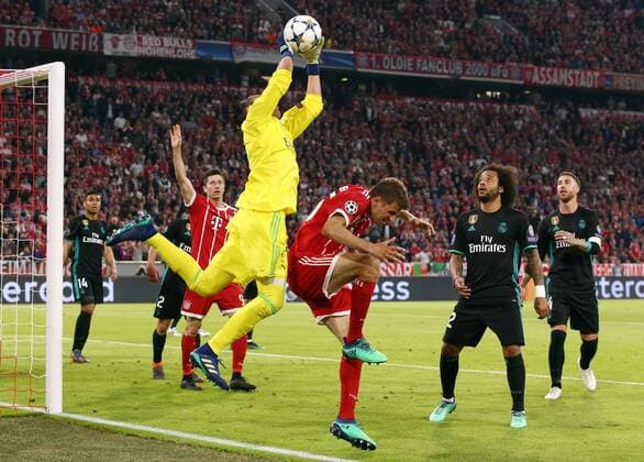 Torwart Keylor Navas, Thomas Müller Aktion Spielszene Zweikampf Fußball Fussball UEFA CL Championsleague Halbfinale Herren Saison 2017 2018 25.04.2018 FC Bayern München FCB vs. Real Madrid