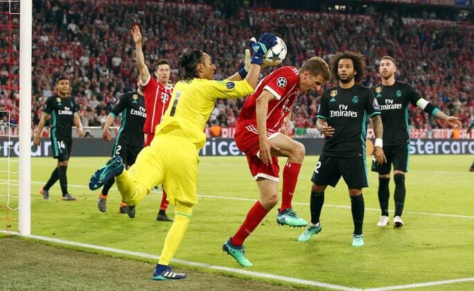 Torwart Keylor Navas, Thomas Müller Aktion Spielszene Zweikampf Fußball Fussball UEFA CL Championsleague Halbfinale Herren Saison 2017 2018 25.04.2018 FC Bayern München FCB vs. Real Madrid
