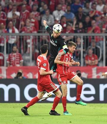 Fussball, Herren, Saison 2017 2018, Champions League, Halbfinale (Hinspiel), FC Bayern München - Real Madrid, v. l. Robert Lewandowski (Bayern München), Sergio Ramos (4, Real Madrid), Thomas Müller (Bayern München), 25.04. 2018, Copyright: xMatthiasxKochx