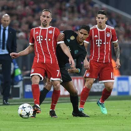 Fußball Champions League Halbfinale FC Bayern München - Real Madrid am 25.04.2018 in der Allianz Arena in München Franck Ribery ( München ), vorne - Raphael Varane ( Madrid ), mitte - James Rodriguez ( München ), hinten