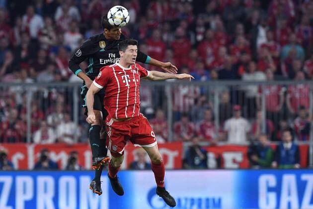 Fußball Champions League Halbfinale FC Bayern München - Real Madrid am 25.04.2018 in der Allianz Arena in München Raphael Varane ( Madrid ), hinten - Robert Lewandowski ( München ), vorne
