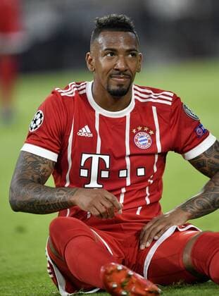 Jerome Boateng FC Bayern München Verletzung verletzt muss vom Platz fasst sich an Leiste FC Bayern München FCB vs Real Madrid CF UEFA Champions-League CL Halbfinale Hinspiel Spiel 1 Saison 2017 2018 München Allianz Arena 25.04.2018 FC Bayern München FCB vs Real Madrid CF