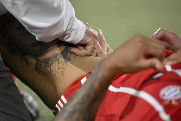 Jerome Boateng FC Bayern München Verletzung verletzt muss vom Platz Mannschaftsarzt Dr. Hans-Wilhelm Müller-Wolhlfahrt FC Bayern München medizinische Abteilung untersucht Leiste FC Bayern München FCB vs Real Madrid CF UEFA Champions-League CL Halbfinale Hinspiel Spiel 1 Saison 2017 2018 München Allianz Arena 25.04.2018 FC Bayern München FCB vs Real Madrid CF