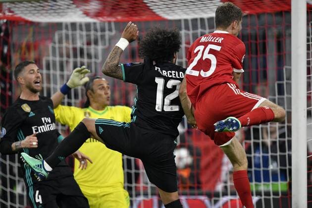 Strafraumszene Torraumszene Thomas Müller FC Bayern München gegen Marcelo Real Madrid und Torwart Keylor Navas Real Madrid FC Bayern München FCB vs Real Madrid CF UEFA Champions-League CL Halbfinale Hinspiel Spiel 1 Saison 2017 2018 München Allianz Arena 25.04.2018 FC Bayern München FCB vs Real Madrid CF