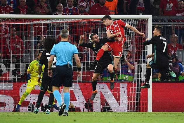 25.04.2018, xjhx, Fussball Champions League, FC Bayern Muenchen - Real Madrid, emspor, v.l. Dani Carvajal (Real Madrid), Robert Lewandowski (FCB - FC Bayern Muenchen) Muenchen