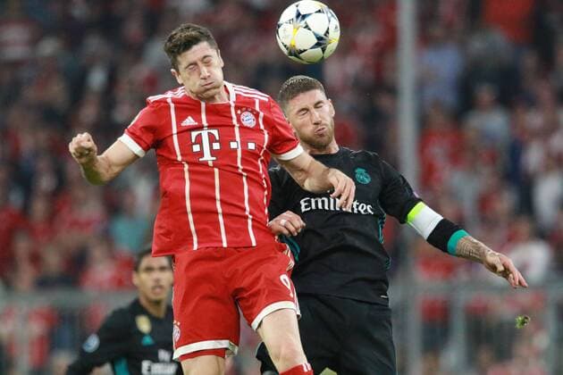 Robert Lewandowski (FCB), Sergio Ramos (Real) Fussball UEFA Champions League FC Bayern München - Real Madrid CF 25.04.2018
