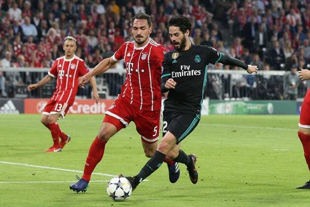 l-r: im Zweikampf, Aktion, mit Mats Hummels 5 (FC Bayern Muenchen) und Isco 22 (Real Madrid), FC Bayern Muenchen vs. Real Madrid, Fussball, Halbfinale, Champions League, 25.04.2018 Muenchen Bayern Deutschland