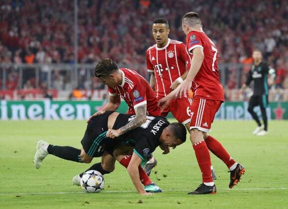 FC Bayern München - Real Madrid Lucas Vazquez wird von James, Thiago und Ribery in die Zange genommen München Bayern Deutschland Allianz Arema