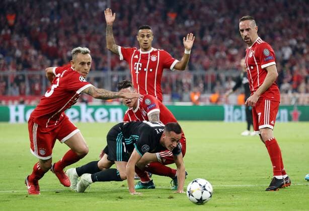 FC Bayern München - Real Madrid Lucas Vazquez wird von James, Thiago und Ribery in die Zange genommen München Bayern Deutschland Allianz Arema
