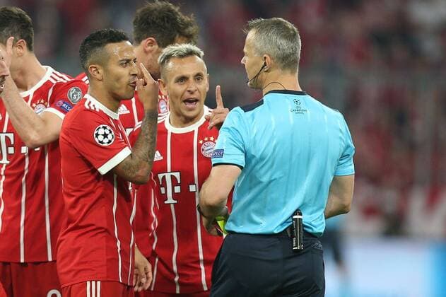 Bilder des Tages - SPORT l-r: Thiago Alcantara 6 (FC Bayern Muenchen), Rafinha 13 (FC Bayern Muenchen) diskutieren mit Schiedsrichter, Referee, Bjoern Kuipers, FC Bayern Muenchen vs. Real Madrid, Fussball, Halbfinale, Champions League, 25.04.2018 Muenchen Bayern Deutschland