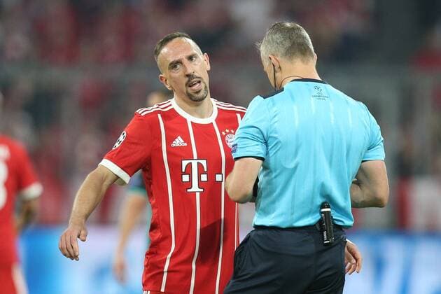 l-r: Franck Ribery 7 (FC Bayern Muenchen) diskutiert mit Schiedsrichter, Referee, Bjoern Kuipers, FC Bayern Muenchen vs. Real Madrid, Fussball, Halbfinale, Champions League, 25.04.2018 Muenchen Bayern Deutschland