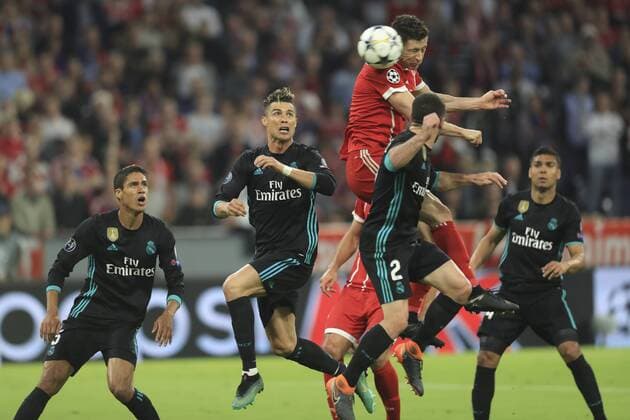 25.04.2018, Fussball UEFA Champions League 2017 2018, Halbfinale Hinspiel, FC Bayern München - Real Madrid, in der Allianzarena München. re: Christiano Ronaldo (Real Madrid) gegen Robert Lewandowski (FC Bayern München).