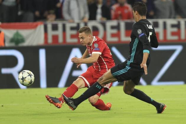 25.04.2018, Fussball UEFA Champions League 2017 2018, Halbfinale Hinspiel, FC Bayern München - Real Madrid, in der Allianzarena München. li: Joshua Kimmich (FC Bayern München) Torschuss zum 1:0.