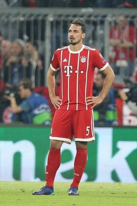 enttaeuschung bei Mats Hummels 5 (FC Bayern Muenchen) nach dem Gegentreffer, FC Bayern Muenchen vs. Real Madrid, Fussball, Halbfinale, Champions League, 25.04.2018 Muenchen Bayern Deutschland