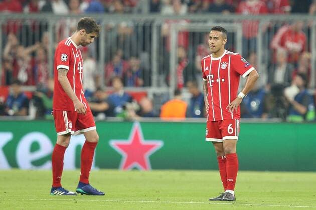 enttaeuschung bei Javi Martinez 8 (FC Bayern Muenchen), Thiago Alcantara 6 (FC Bayern Muenchen) nach dem Gegentreffer, FC Bayern Muenchen vs. Real Madrid, Fussball, Halbfinale, Champions League, 25.04.2018 Muenchen Bayern Deutschland