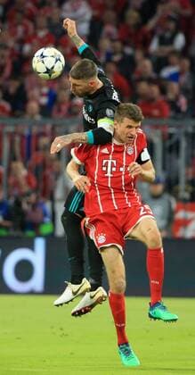 20180425, Champions League, FC Bayern vs Real Madrid, Allianz Arena Muenchen, Fussball, im Bild: Sergio Ramos ( Real Madrid ) vs Thomas Mueller (FCB)