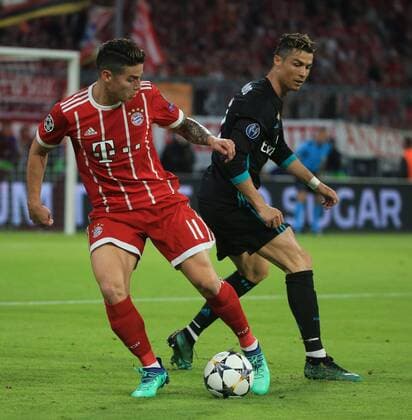 20180425, Champions League, FC Bayern vs Real Madrid, Allianz Arena Muenchen, Fussball, im Bild: James Rodriguez (FCB) vs Cristiano Ronaldo ( Real Madrid )