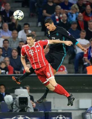 20180425, Champions League, FC Bayern vs Real Madrid, Allianz Arena Muenchen, Fussball, im Bild: Robert Lewandowski (FCB) vs Rapahel Varane ( Real Madrid )
