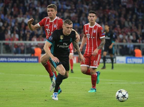 20180425, Champions League, FC Bayern vs Real Madrid, Allianz Arena Muenchen, Fussball, im Bild: Thomas Mueller (FCB) und James Rodriguez (FCB) vs Toni Kroos ( Real Madrid )