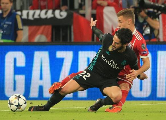 20180425, Champions League, FC Bayern vs Real Madrid, Allianz Arena Muenchen, Fussball, im Bild: Isco ( Real Madrid ) vs Joshua Kimmich (FCB)
