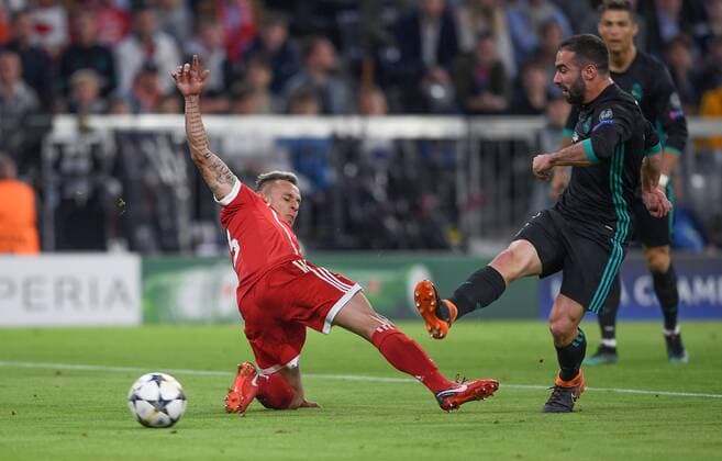 FUSSBALL CHAMPIONS LEAGUE SAISON 2017 2018 HALBFINALE HINSPIEL FC Bayern Muenchen - Real Madrid 25.04.2018 Rafinha (li, FC Bayern Muenchen) gegen Dani Carvajal (re, Real Madrid) Muenchen