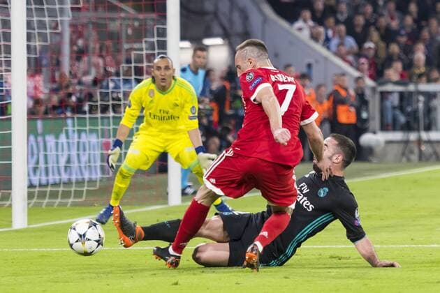 GER, UEFA CL, FC Bayern Muenchen (GER) vs Real Madrid (ESP) 25.04.2018, Allianz Arena, Muenchen, GER, UEFA CL, FC Bayern Muenchen (GER) vs Real Madrid (ESP), Halbfinale, im Bild Franck Ribery (FCB 7) im kampf mit Dani Carvajal (Real 2) und Keylor Navas (Real 1)