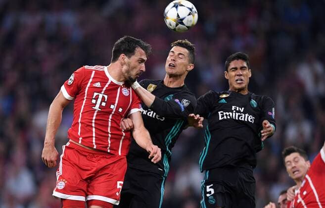 FUSSBALL CHAMPIONS LEAGUE SAISON 2017 2018 HALBFINALE HINSPIEL FC Bayern Muenchen - Real Madrid 25.04.2018 Mats Hummels (FC Bayern Muenchen) gegen Cristiano Ronaldo (Mitte) und Raphael Varane (re, beide Real Madrid) Muenchen