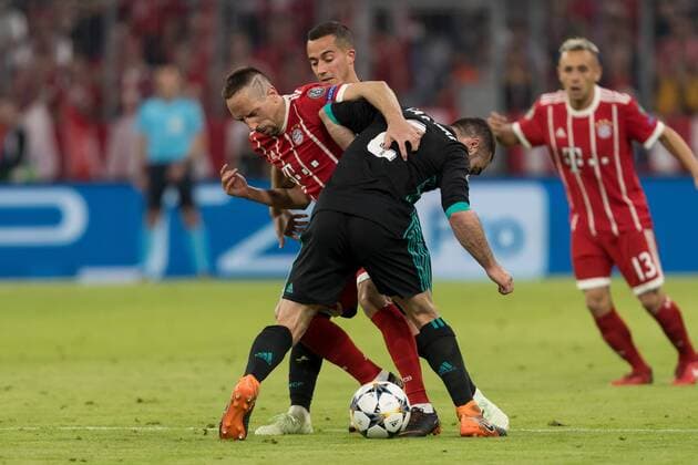 Muenchen, Deutschland 25.04.2018, UEFA Champions League - 2017 18 Season, Semi Final Leg One, Halbfinale, FC Bayern Muenchen - Real Madrid, Franck Ribery (FCB) und Daniel Carvajal (Real Madrid) im zweikampf ( DeFodi048